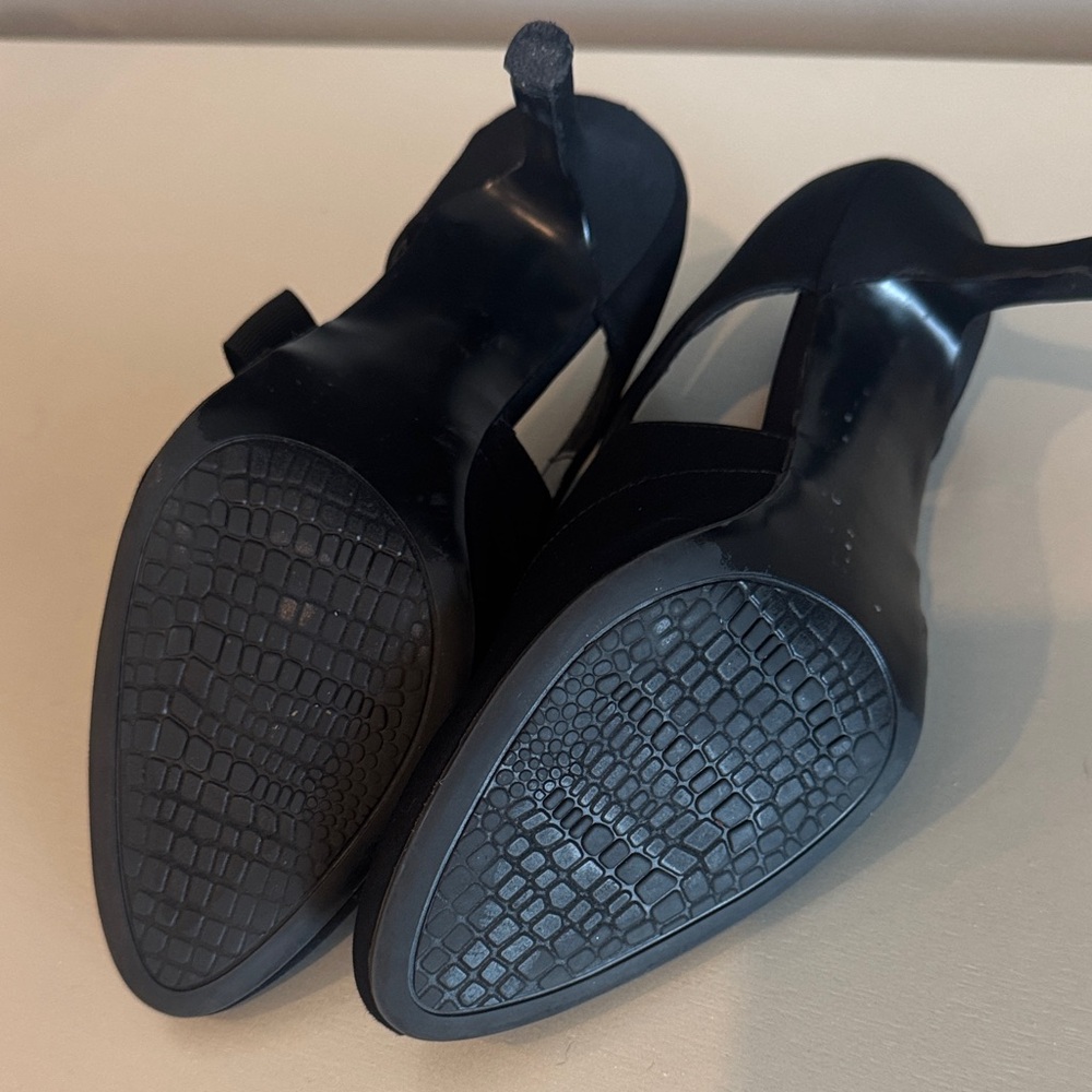 Impo Black Bow-Front Closed-Toe Heels - Picture 8 of 8